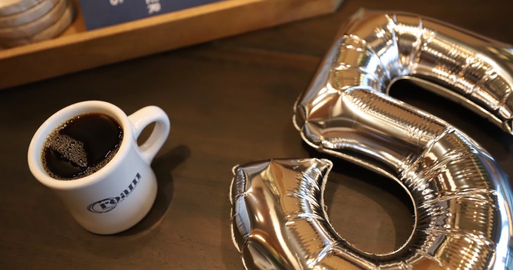 Roam coffee mug and 5 balloon in coworking space
