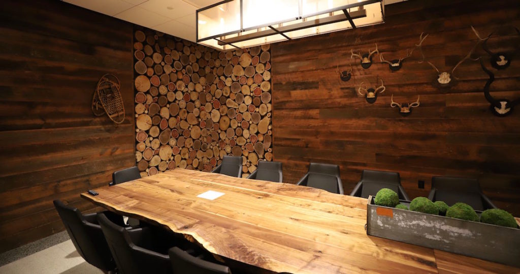 Cabin-inspired meeting room seating 18 people in Atlanta, Georgia