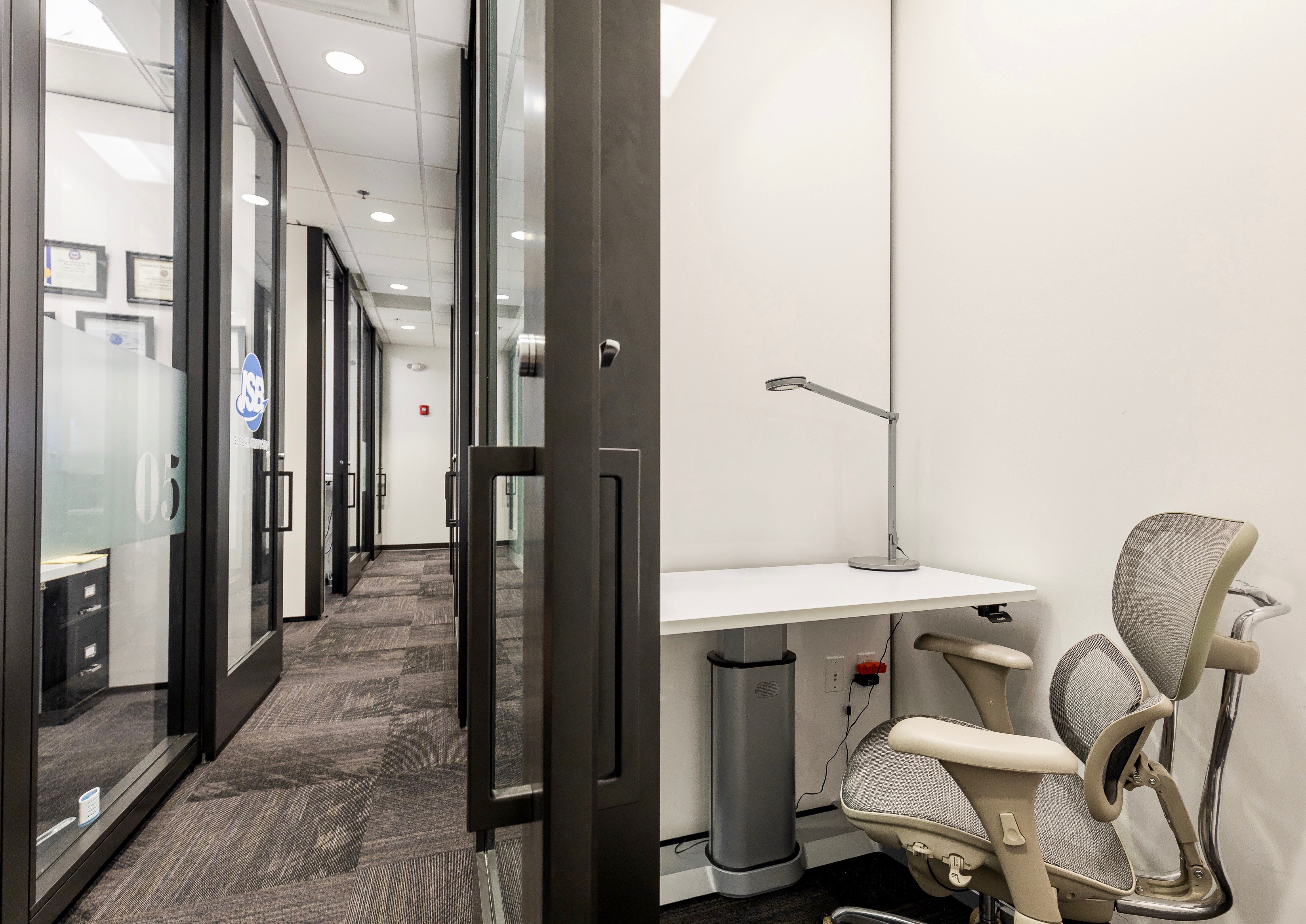 month-to-month desk available in Atlanta, GA