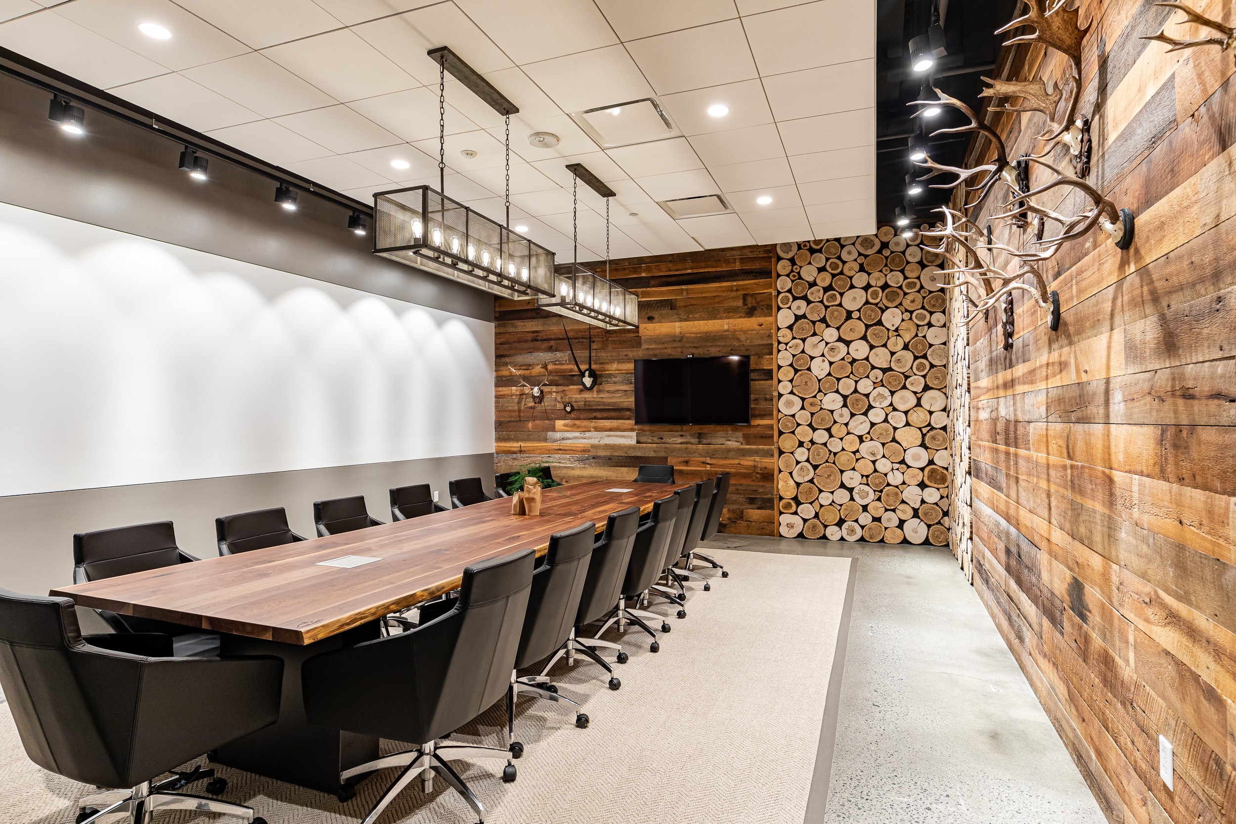 meeting-room-at-roam-in-lenox-georgia